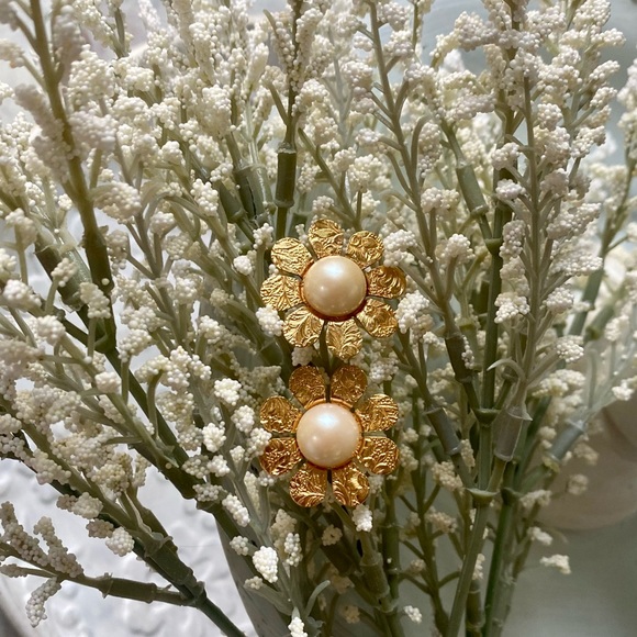 Vintage Retro Pearl Flower Stud Earrings - Picture 7 of 10